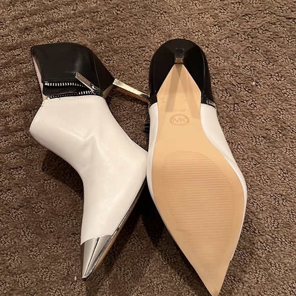 Never worn Michael Michael Kors heel shoe boot - Picture 3 of 3
